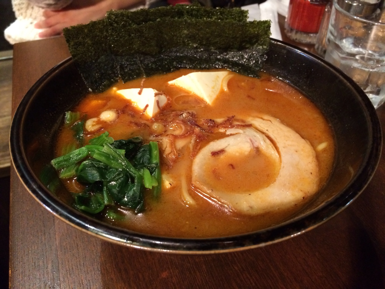 赤くて辛いラーメン全体像