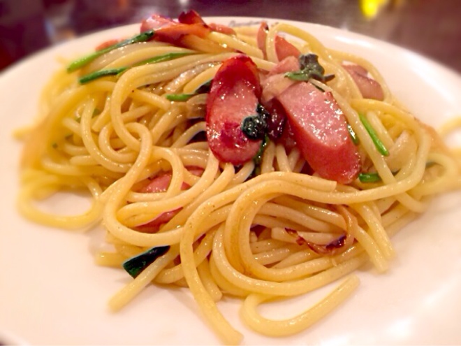 ほうれん草とソーセージの醤油パスタ