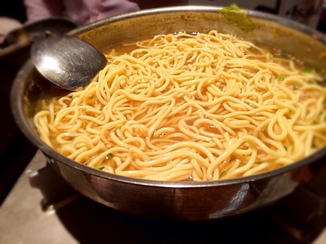 もつ鍋に麺を投入